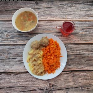 Dieta podstawowa Zupa jarzynowa z makaronem Ziemniaki z koperkiem gotowane Pulpet z kurczaka Sos pietruszkowy Surówka z marchwi i jabłka Kompot owocowy z jabłkami